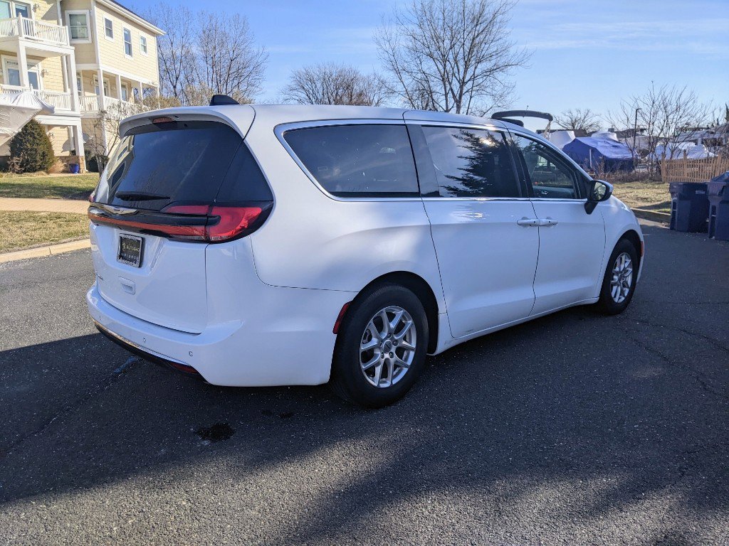 Used 2023 Chrysler Pacifica Touring-L image 8