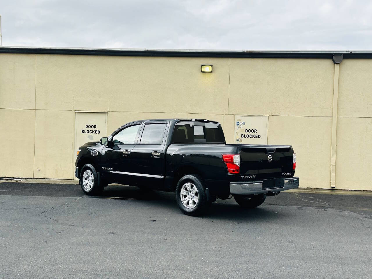 Used 2017 Nissan Titan SV AWD/4WD image 5