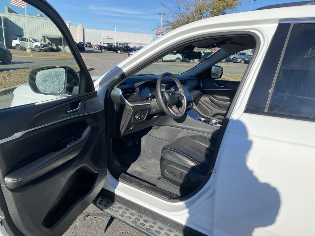 Used 2023 Jeep Grand Cherokee L Limited w/ Luxury Tech Group II image 10