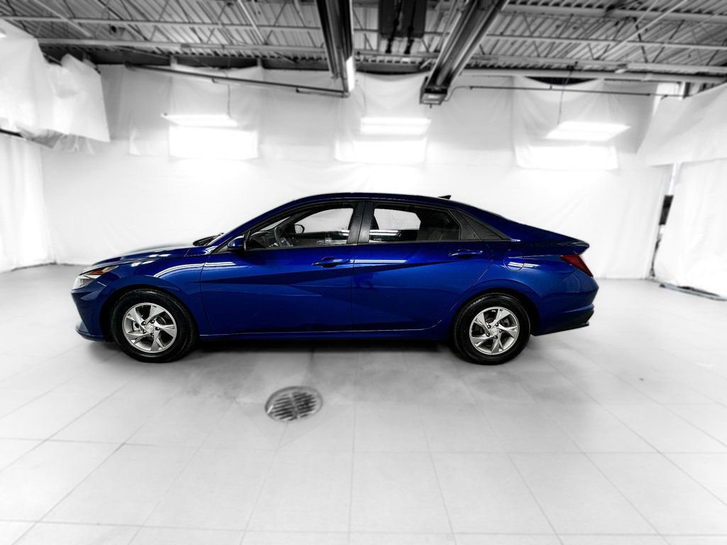Used 2021 Hyundai Elantra SE FWD image 3