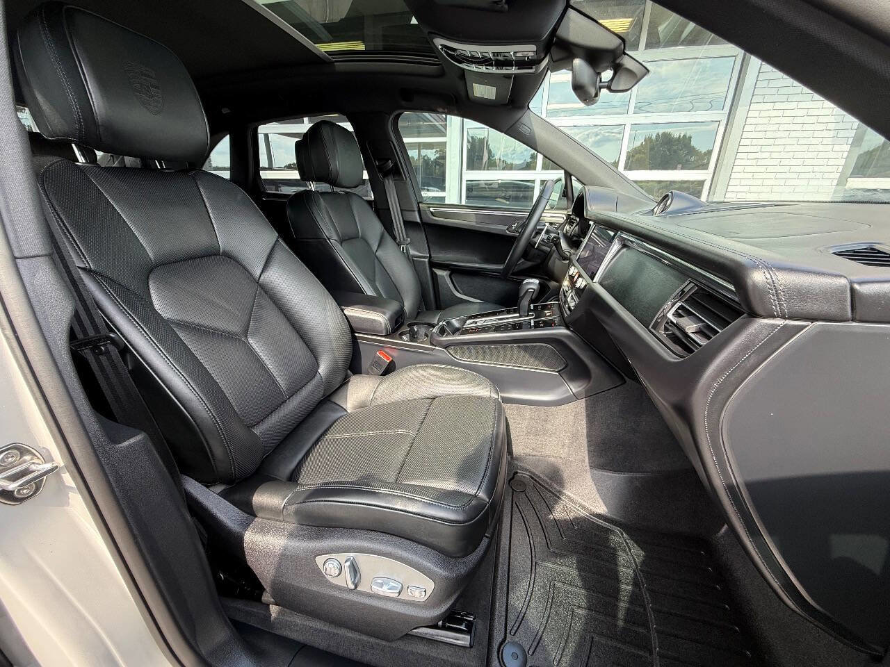 Used 2025 Porsche Macan GTS image 40