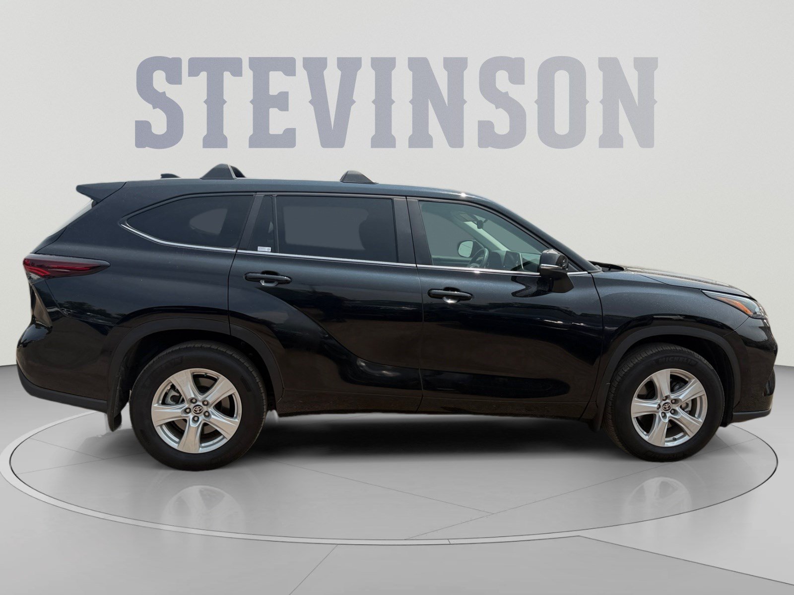 Used 2024 Toyota Highlander LE AWD/4WD image 6