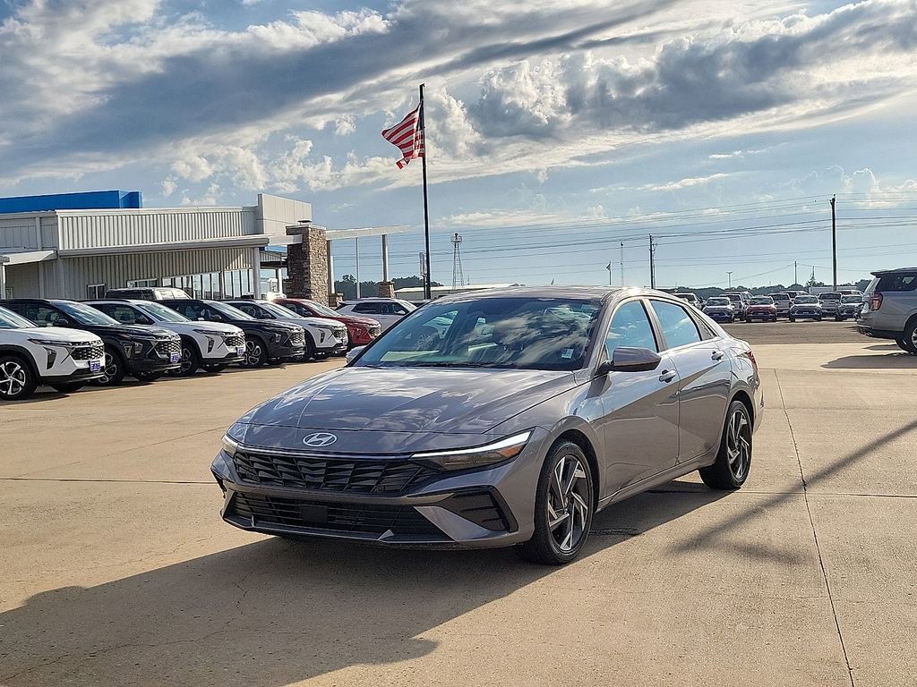 Used 2024 Hyundai Elantra SEL w/ Convenience Package image 2