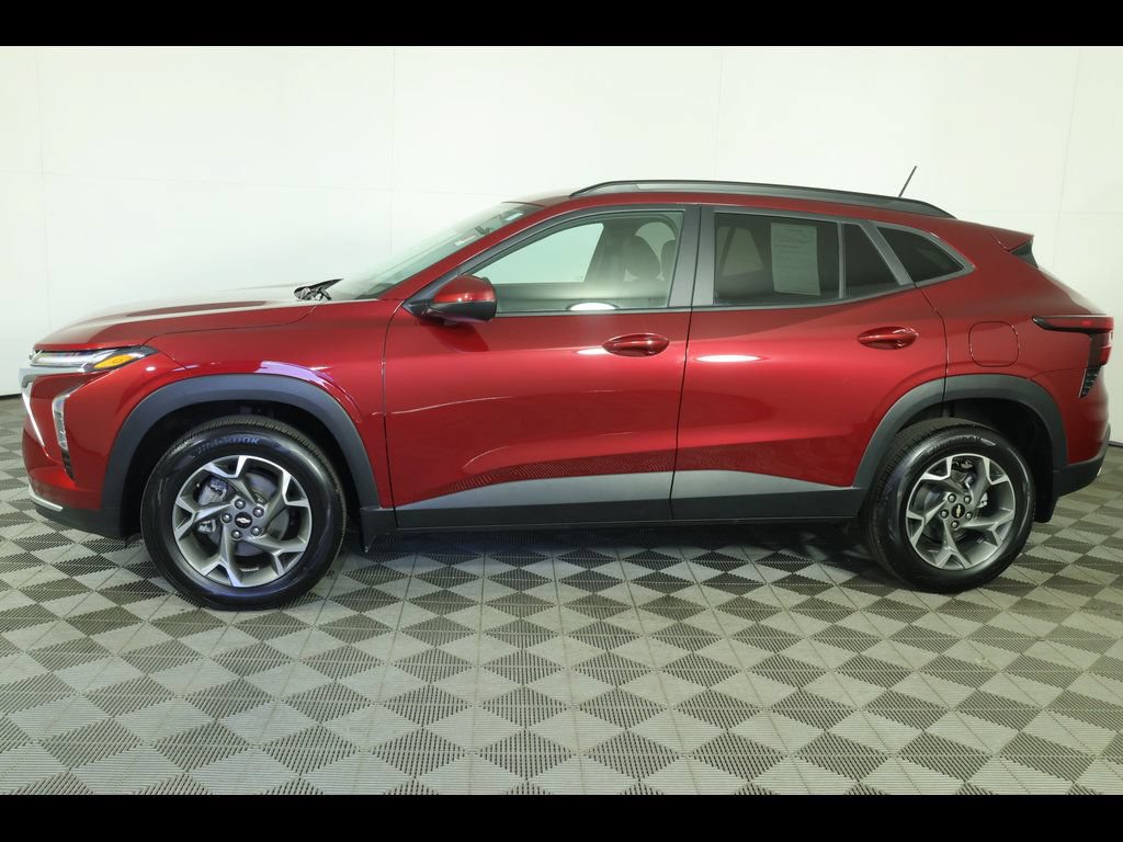 Used 2025 Chevrolet Trax LT w/ LT Convenience Package FWD image 13