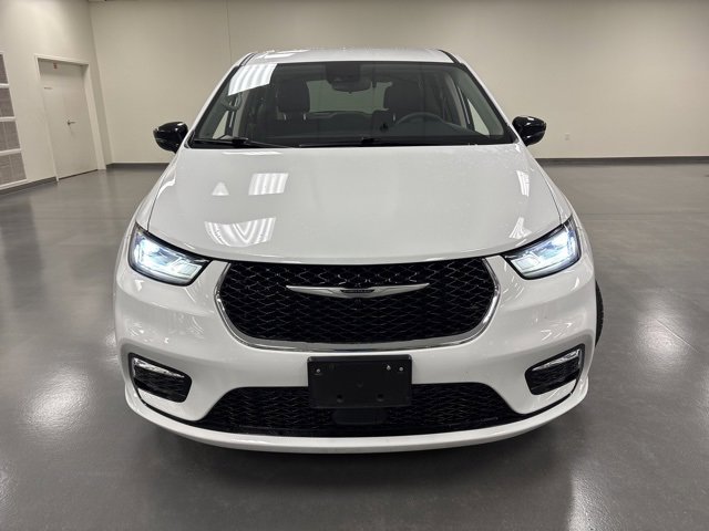 Used 2024 Chrysler Pacifica Touring-L image 2