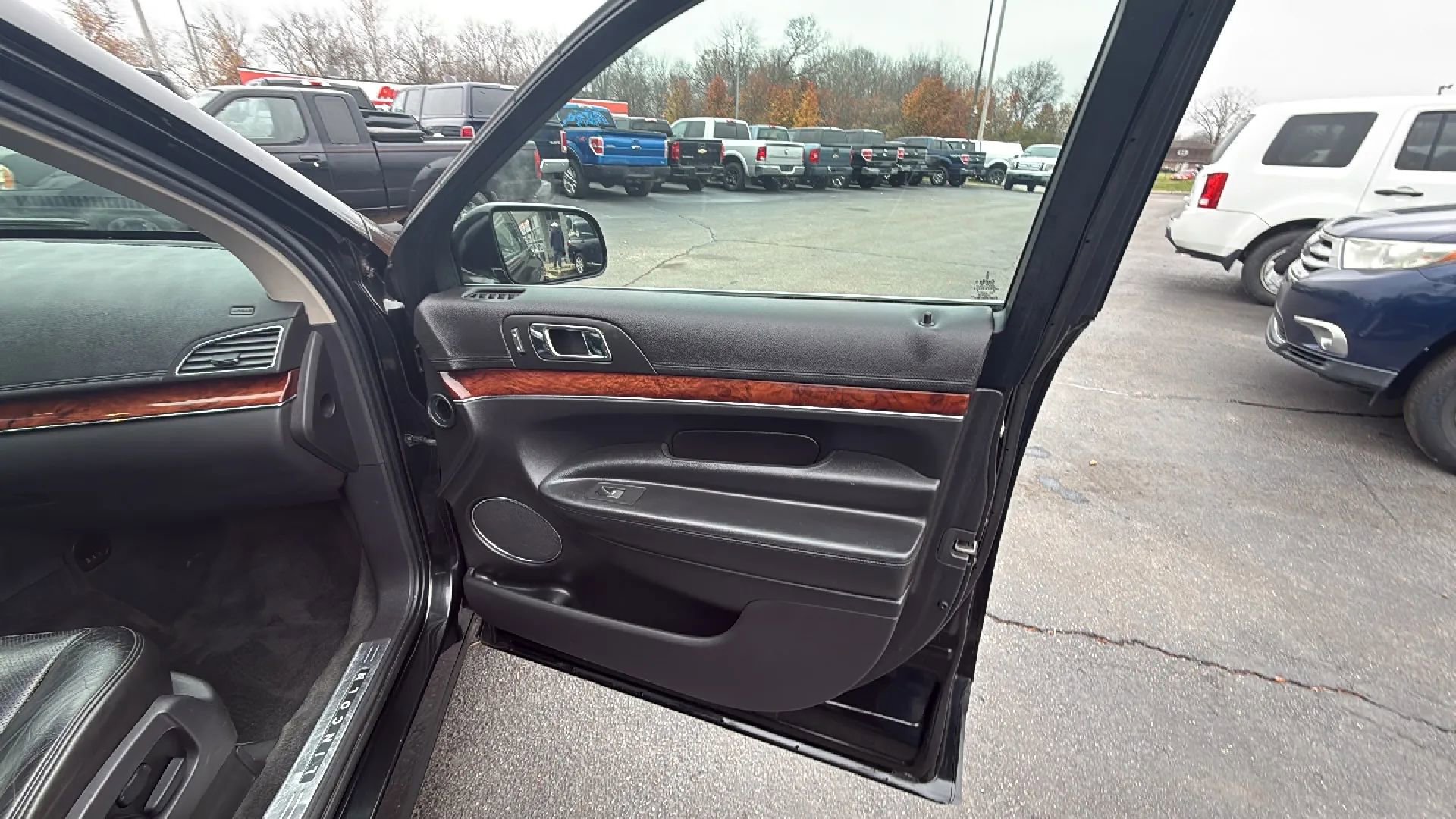 Used 2010 Lincoln MKT AWD image 17