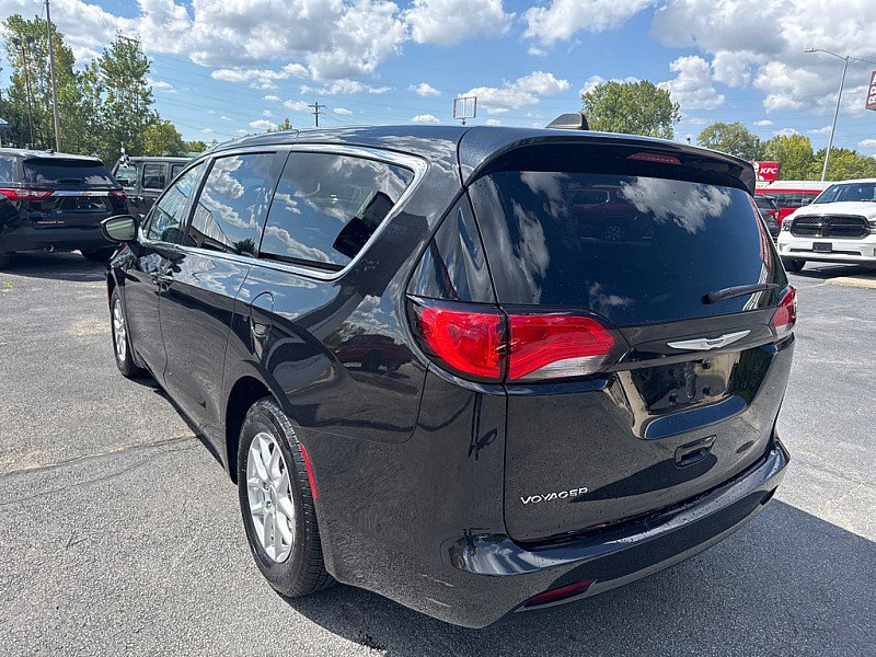 Used 2022 Chrysler Voyager LX image 3