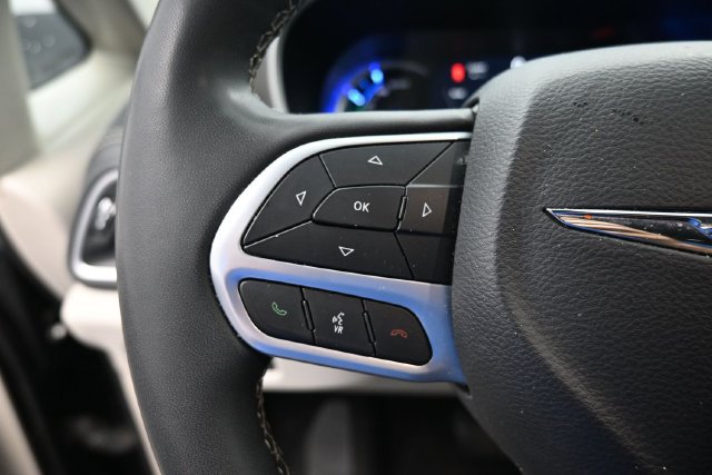 Used 2024 Chrysler Pacifica Limited FWD image 18