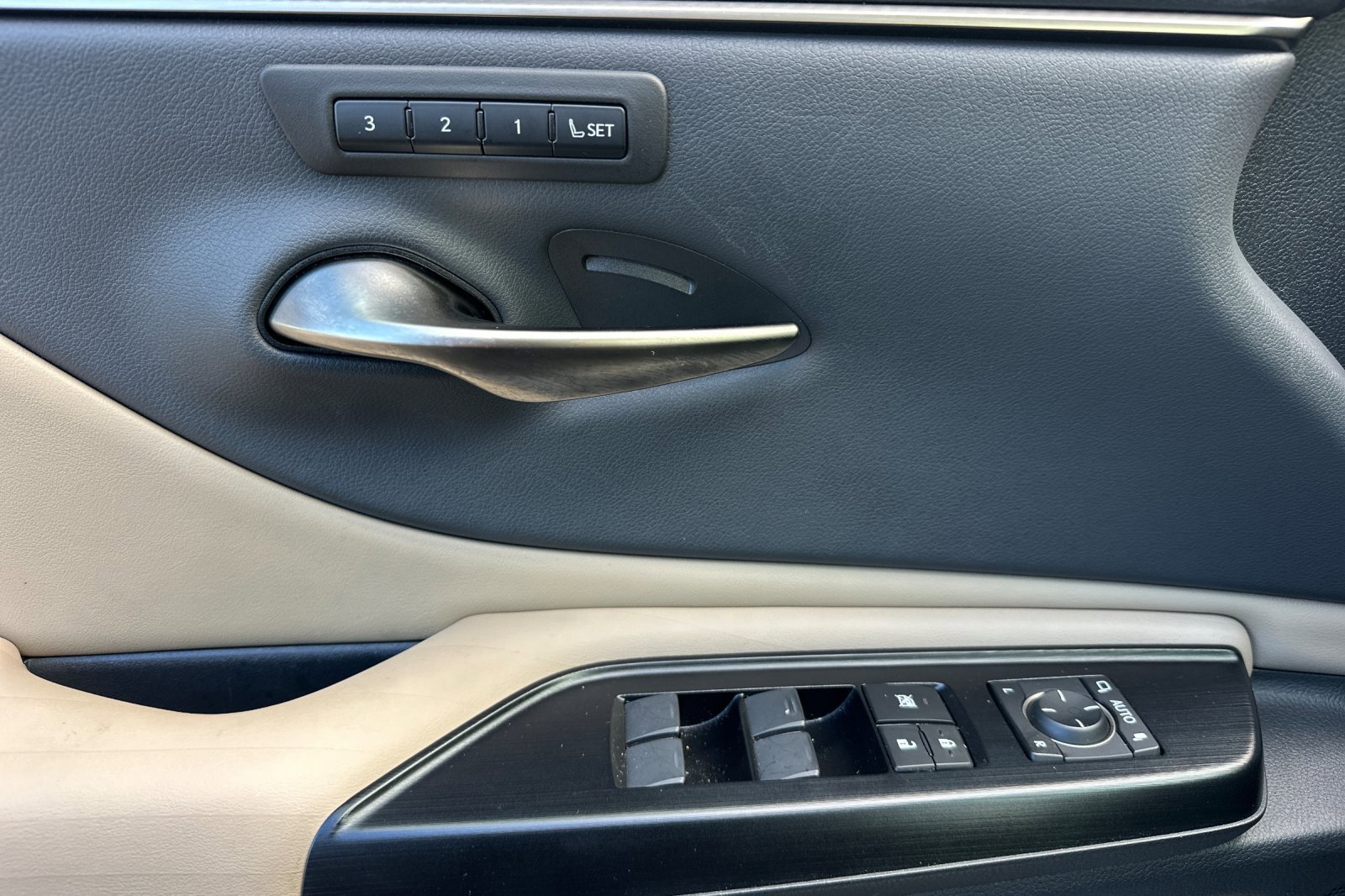 Used 2020 Lexus ES 300h w/ Luxury Package image 11