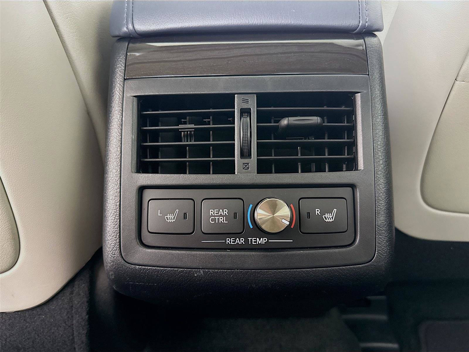 Used 2013 Toyota Avalon Limited w/ Technology Pkg FWD image 33