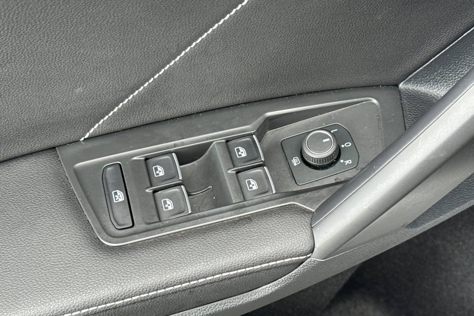 Used 2024 Volkswagen Tiguan SE image 13