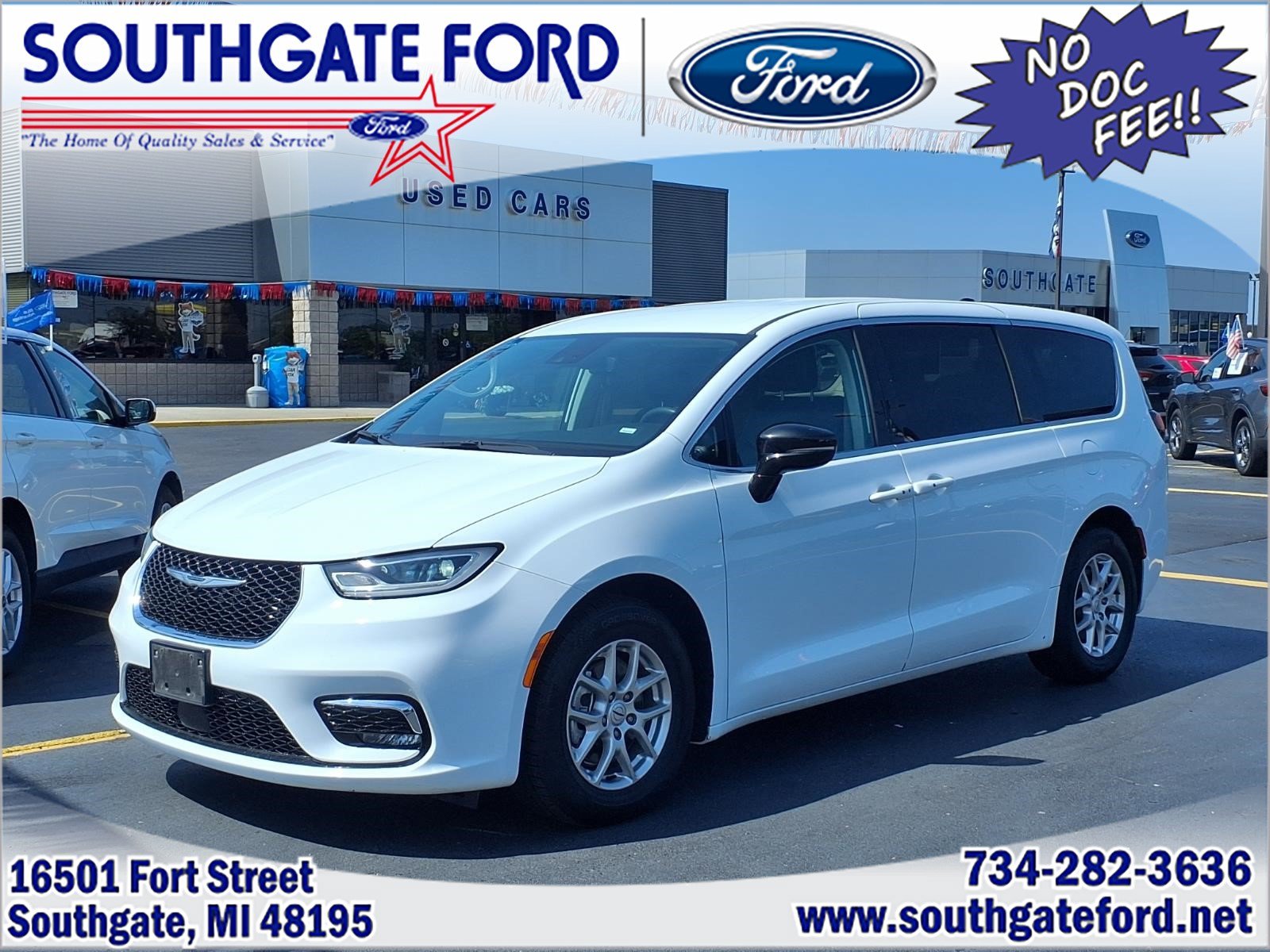 Used 2024 Chrysler Pacifica Touring-L FWD image 1