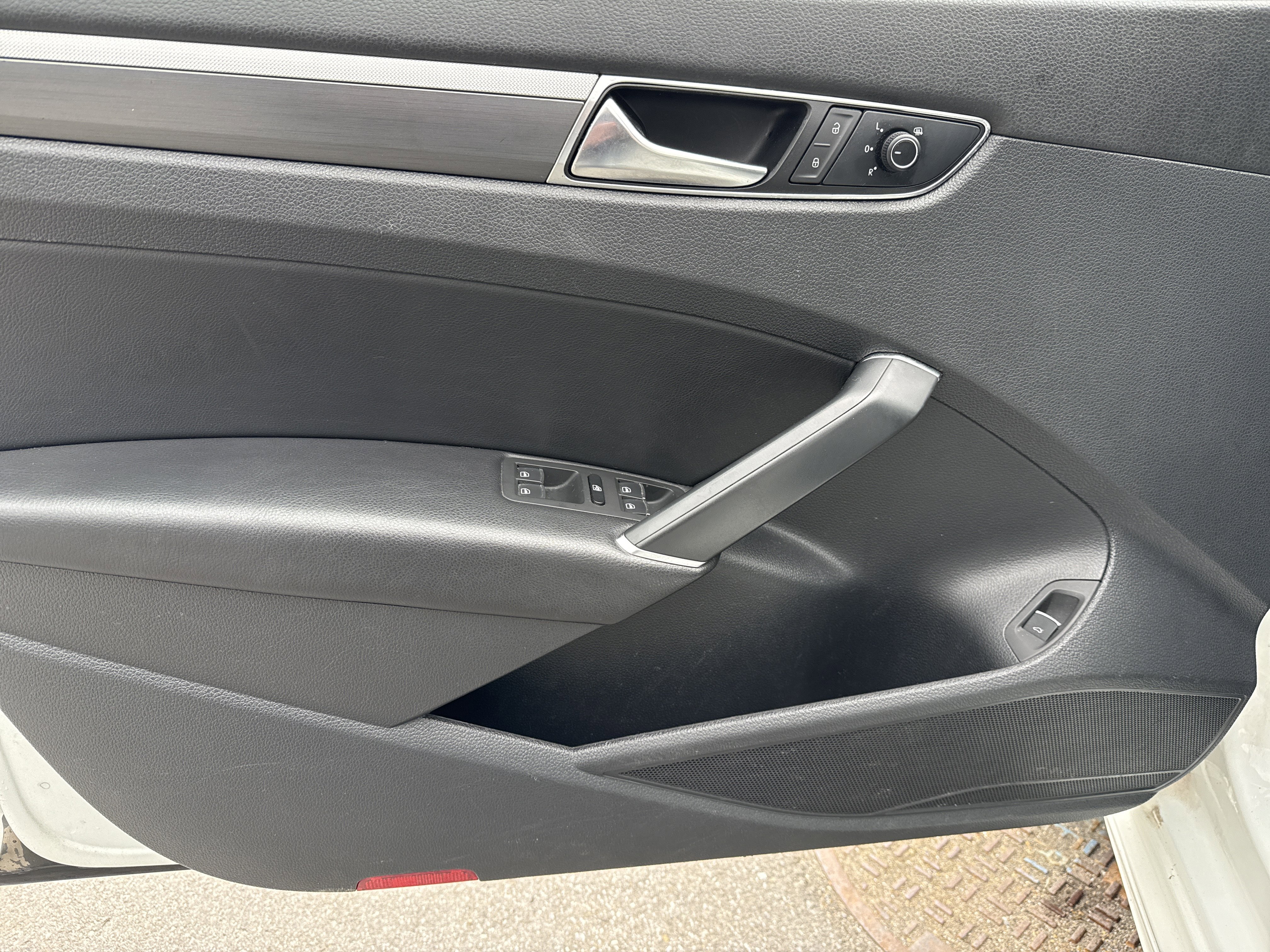 Used 2017 Volkswagen Passat 1.8T R-Line FWD image 15