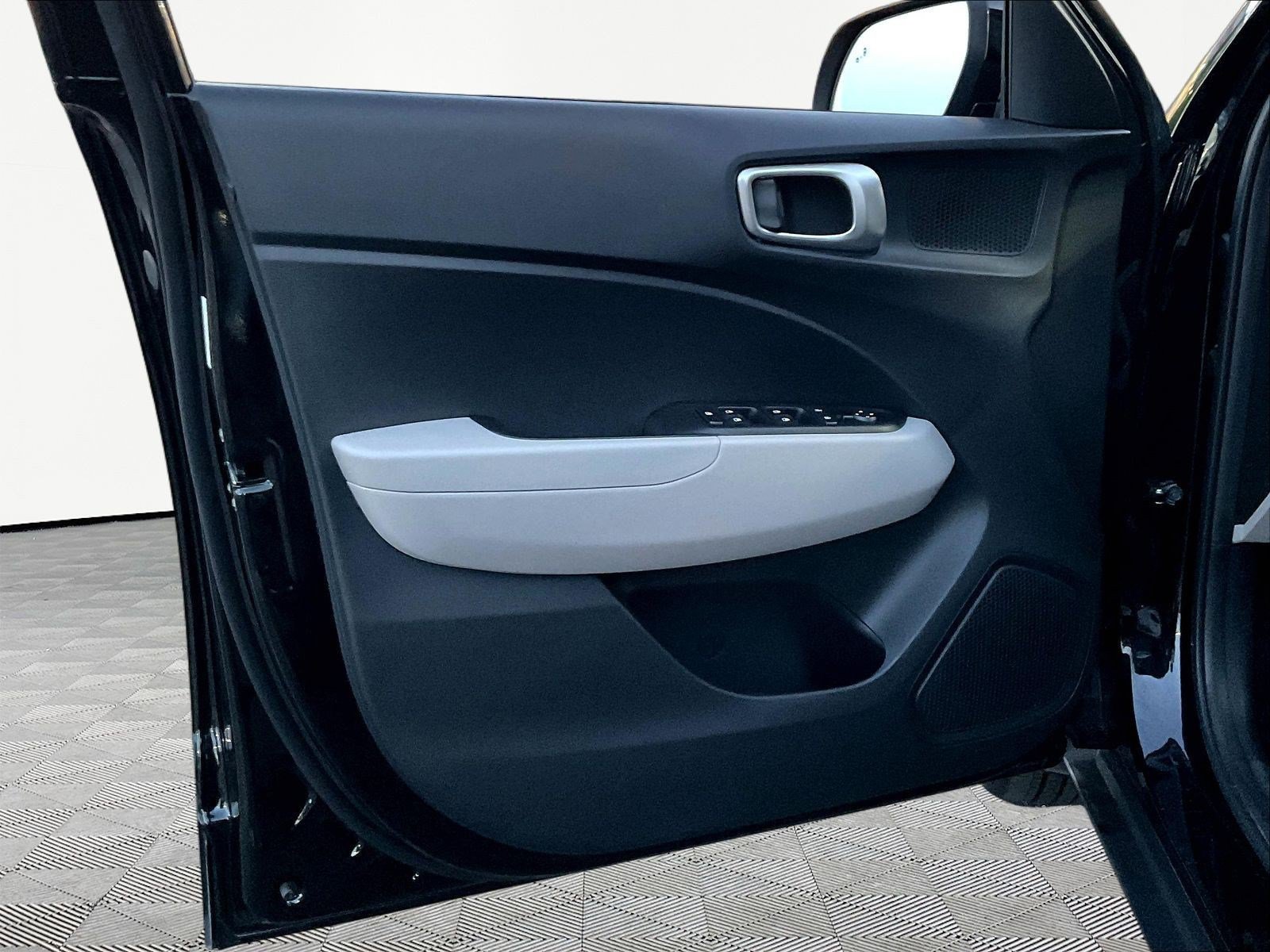 Used 2025 Hyundai Venue SEL FWD image 19