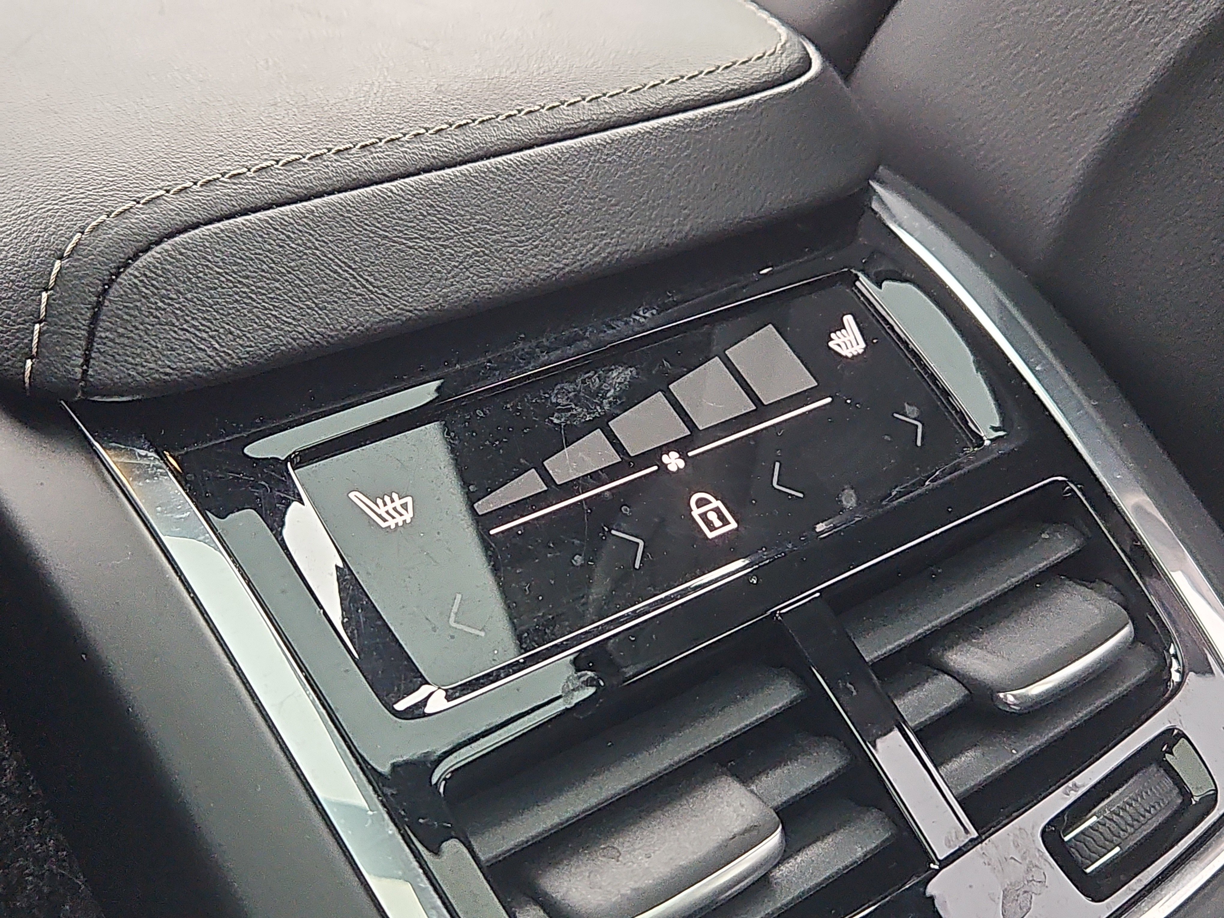 Used 2025 Volvo XC60 B5 Ultra image 16