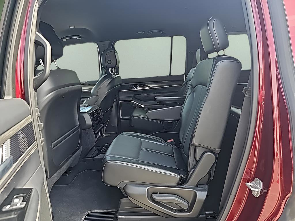 Used 2024 Jeep Wagoneer Series III AWD/4WD image 26