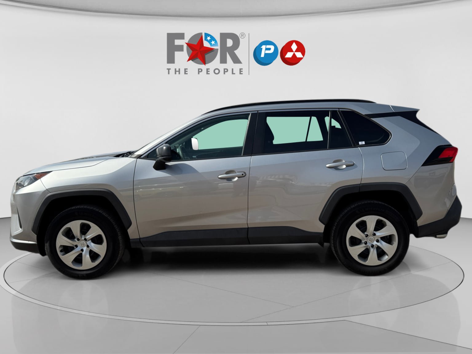 Used 2021 Toyota RAV4 LE FWD image 2