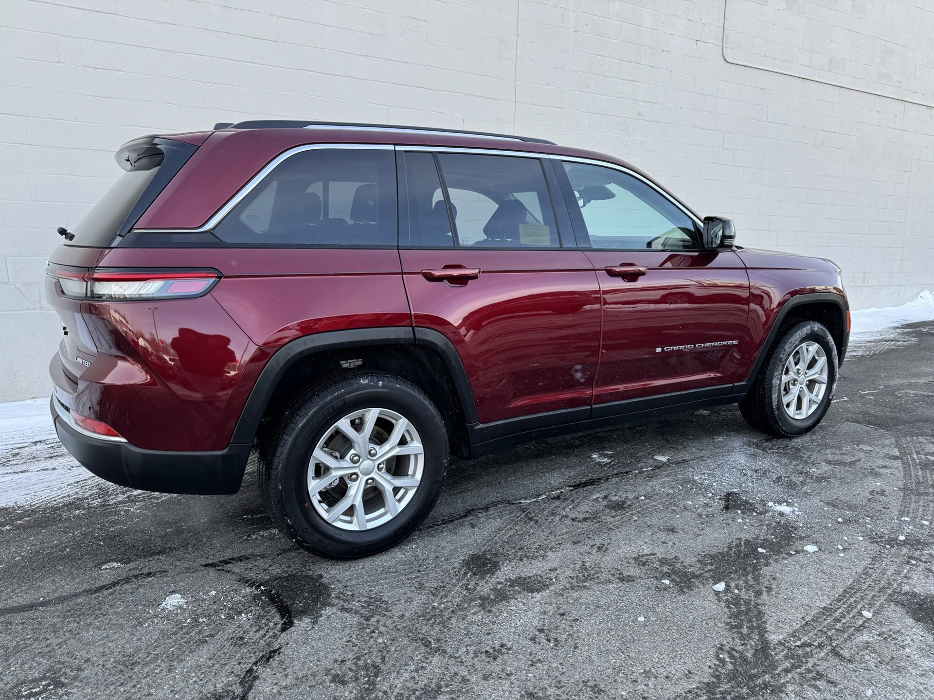 Used 2023 Jeep Grand Cherokee Limited image 8