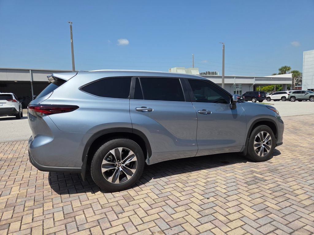 Used 2024 Toyota Highlander XLE FWD image 11
