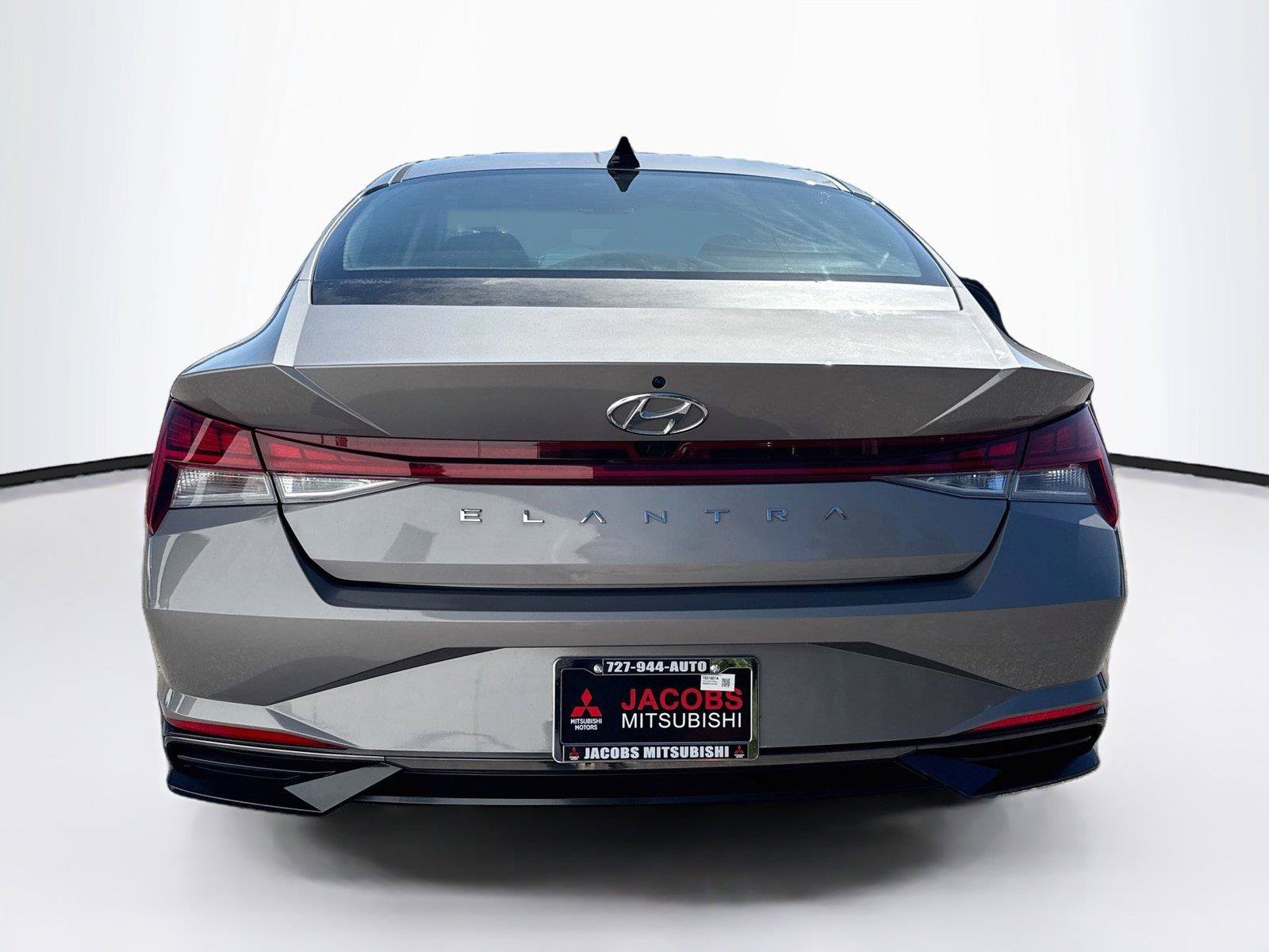 Used 2022 Hyundai Elantra SEL w/ Convenience + Premium Package FWD image 4