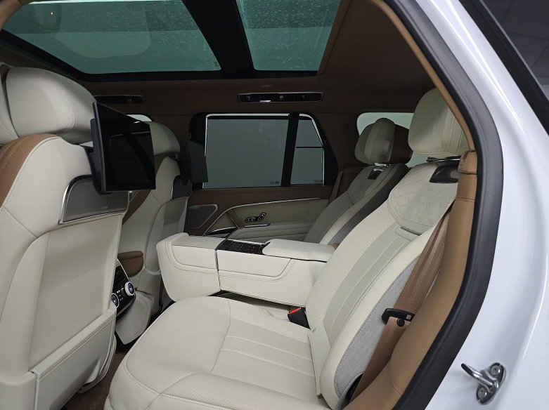 Used 2024 Land Rover Range Rover SV AWD/4WD image 4