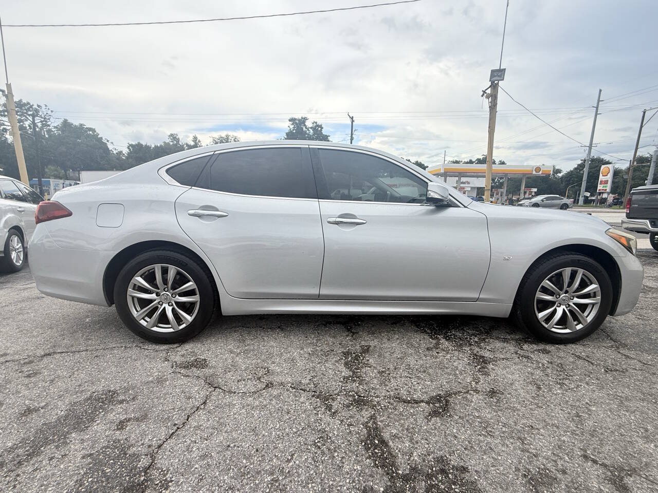 Used 2018 INFINITI Q70 Luxe AWD/4WD image 9