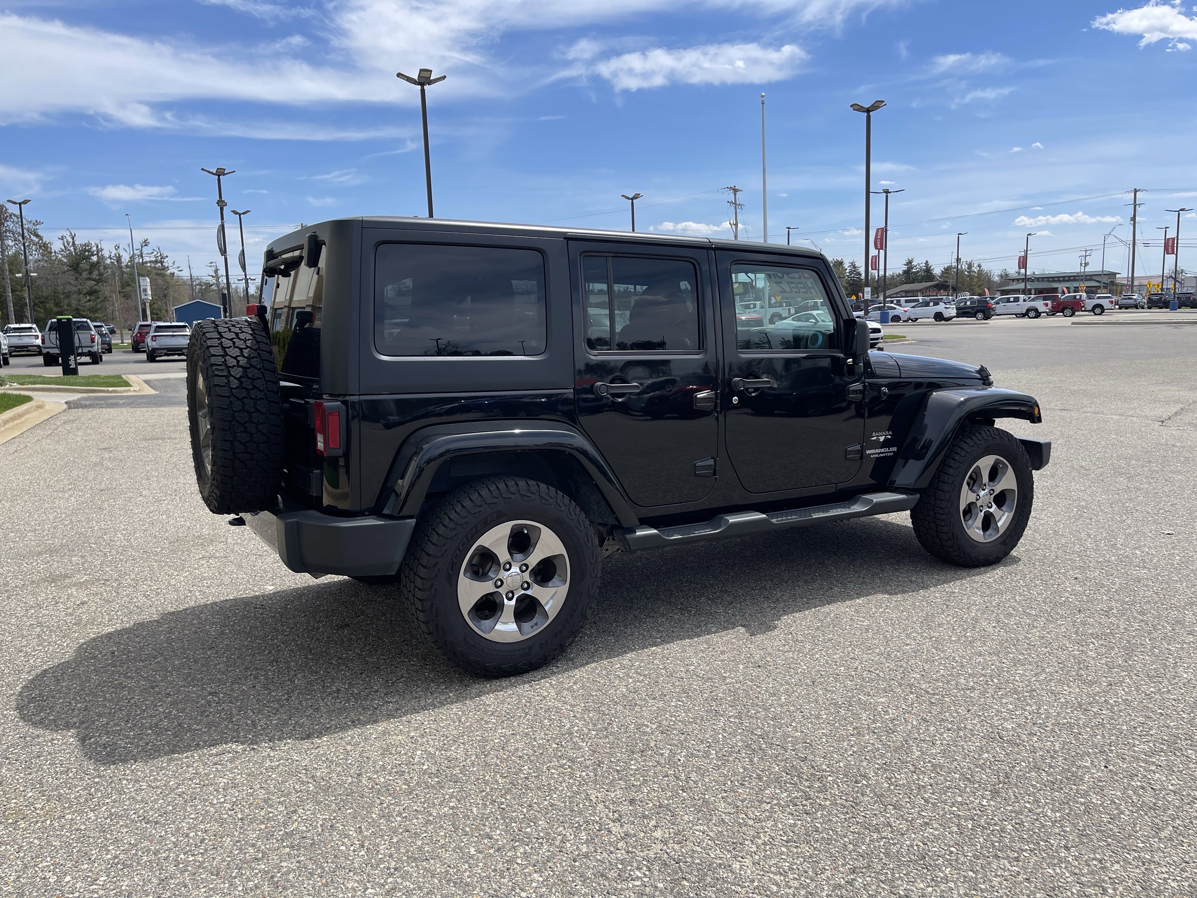 Used 2017 Jeep Wrangler Unlimited Sahara AWD/4WD image 4