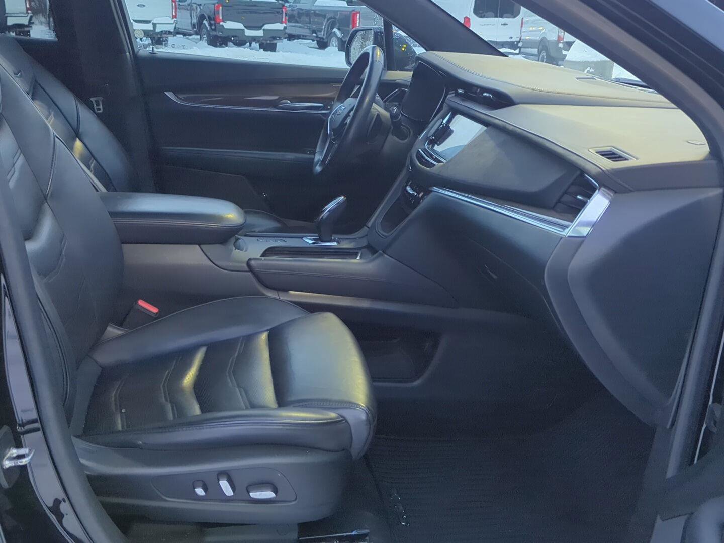 Used 2017 Cadillac XT5 Platinum image 30