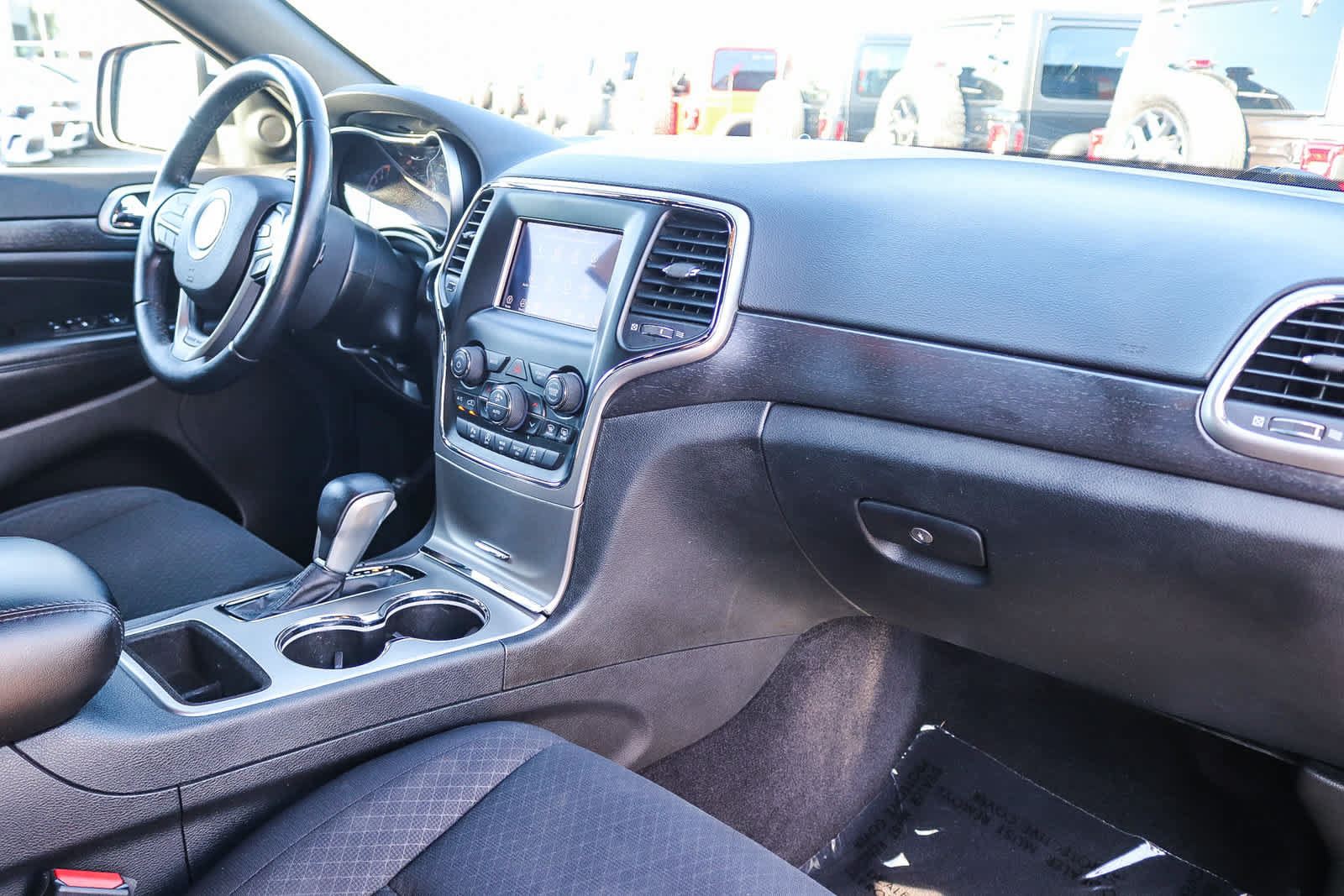 Used 2018 Jeep Grand Cherokee Laredo RWD image 16