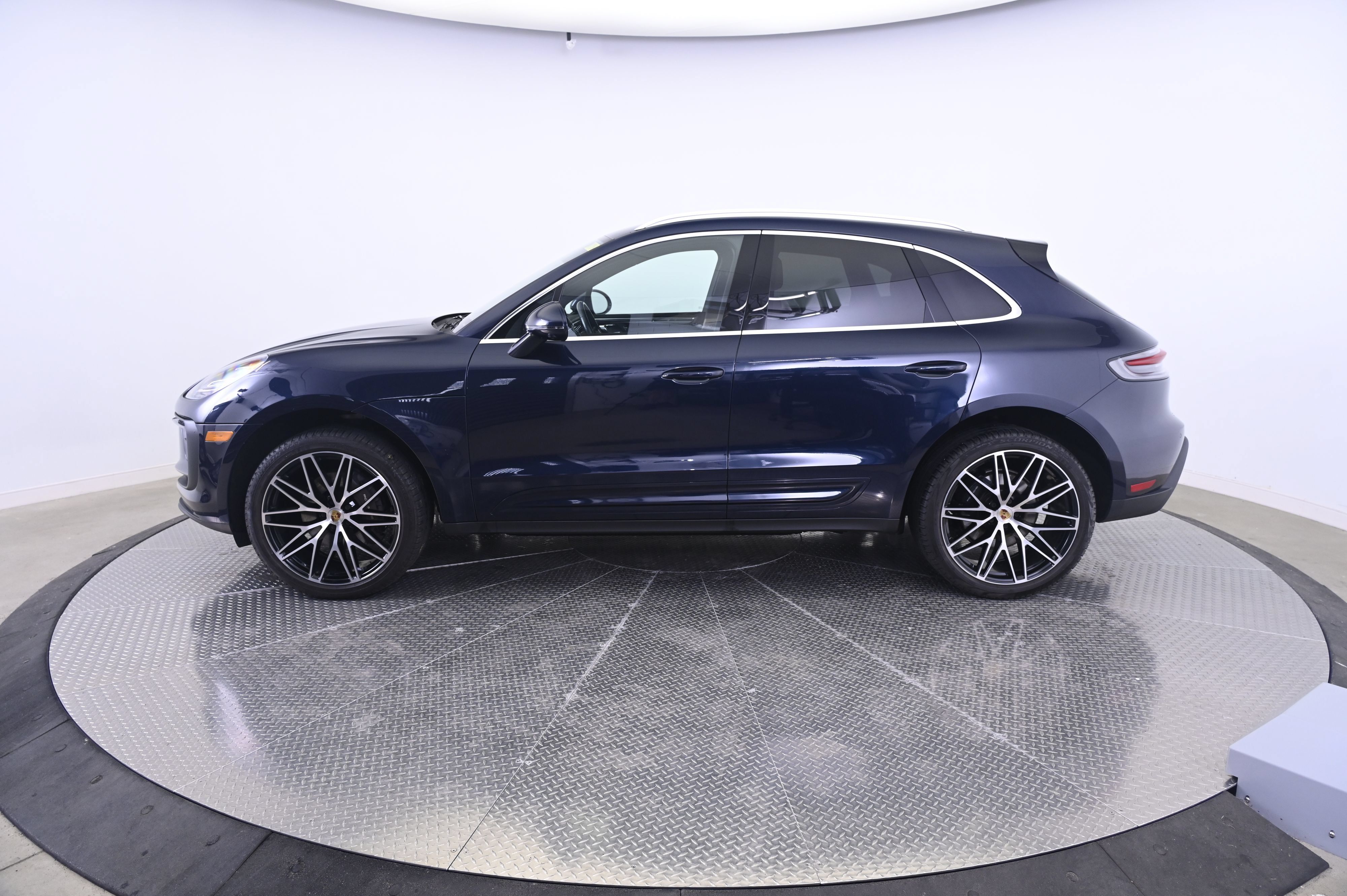 Certified 2022 Porsche Macan AWD/4WD image 2