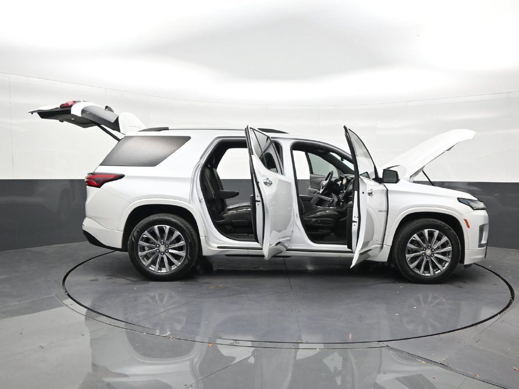 Used 2022 Chevrolet Traverse Premier FWD image 29