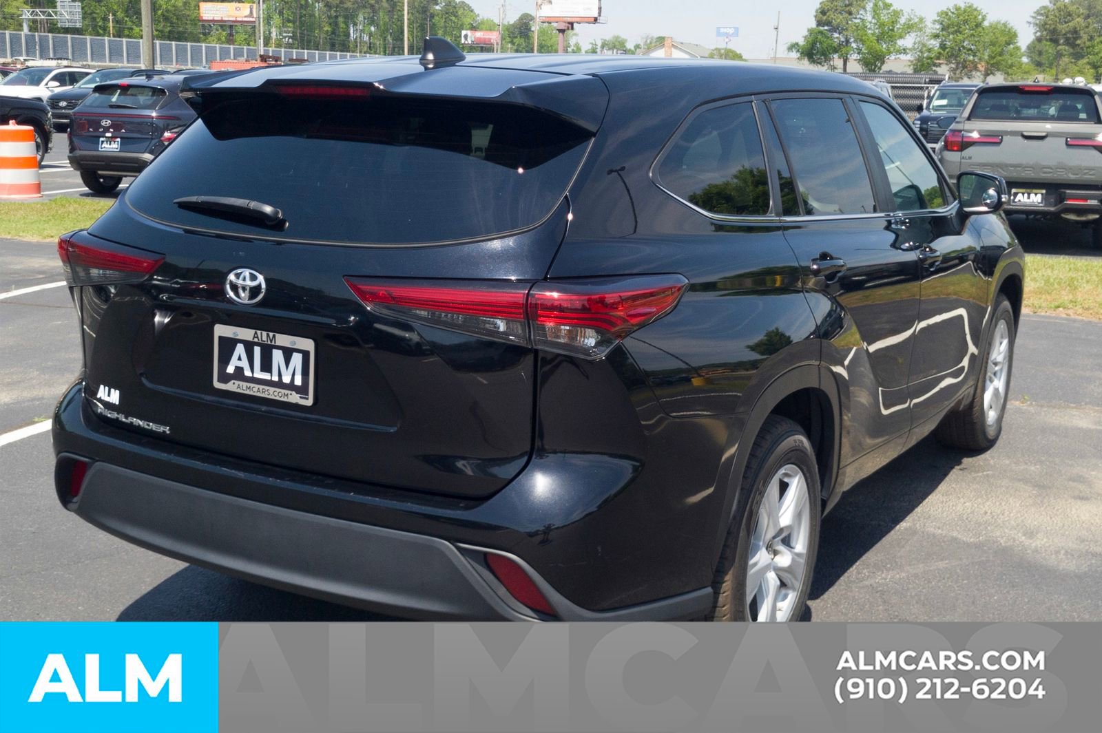 Used 2023 Toyota Highlander L FWD image 6