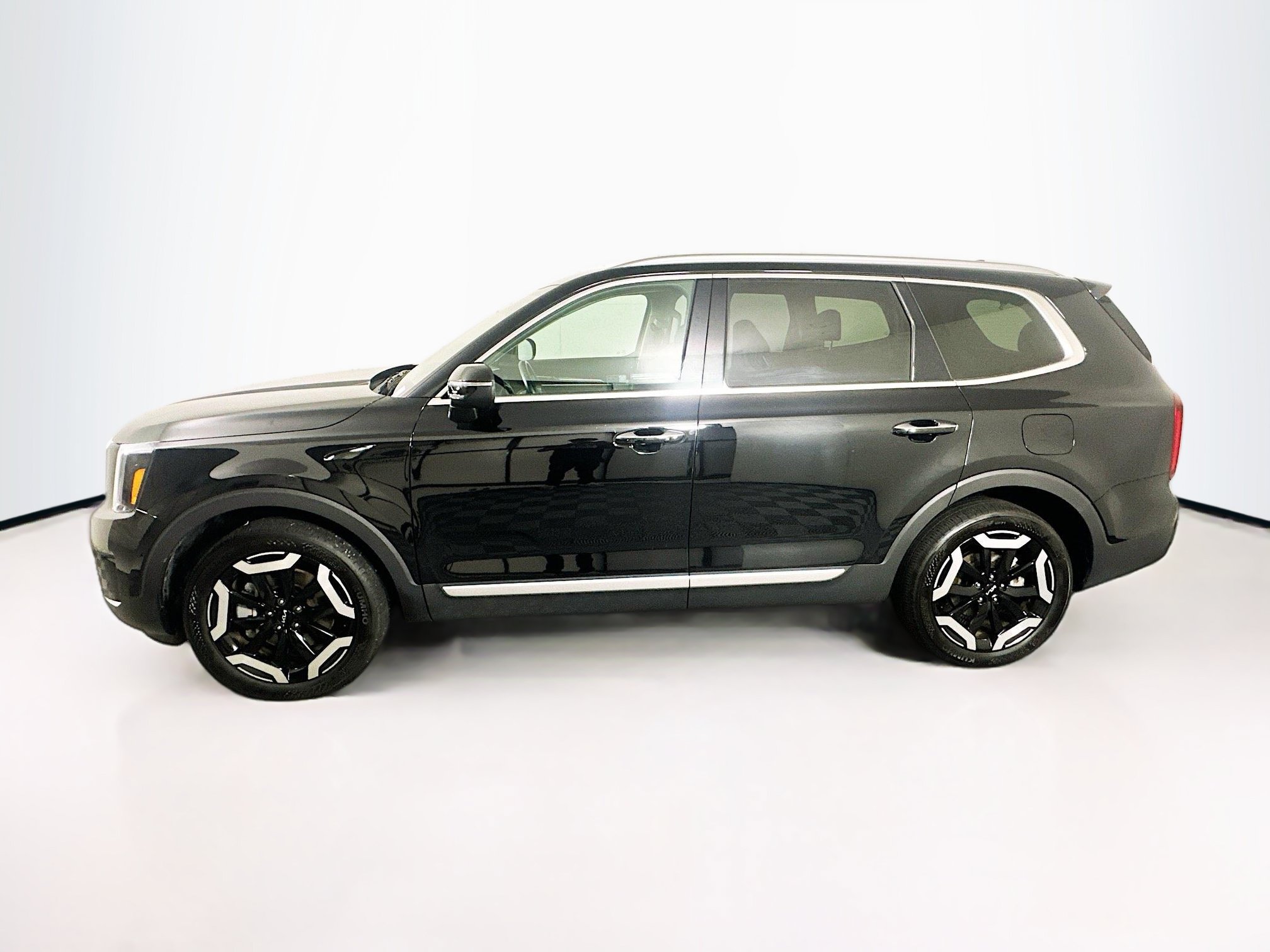 Used 2025 Kia Telluride S FWD image 4