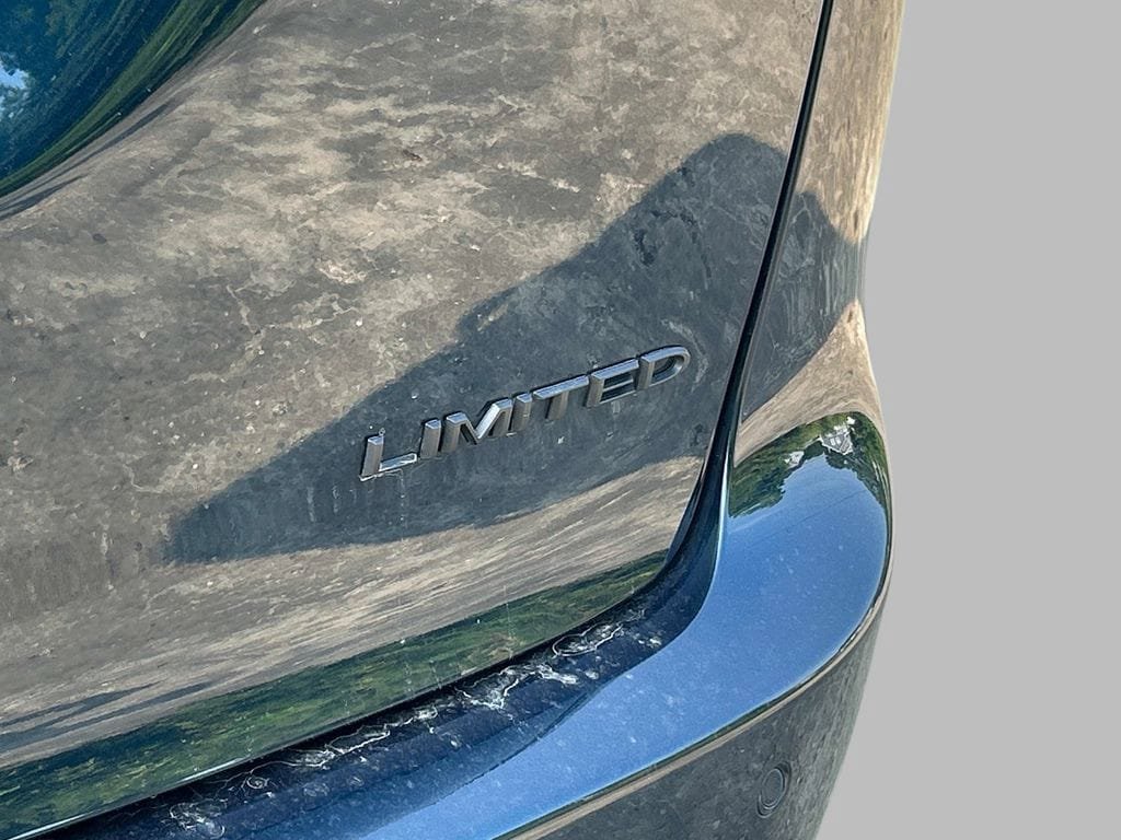Used 2025 Chrysler Pacifica Limited FWD image 14