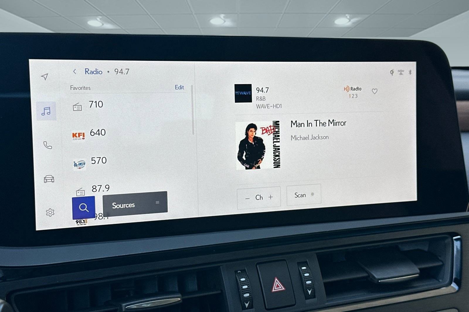 Certified 2025 Lexus ES 300h w/ Premium Package image 23