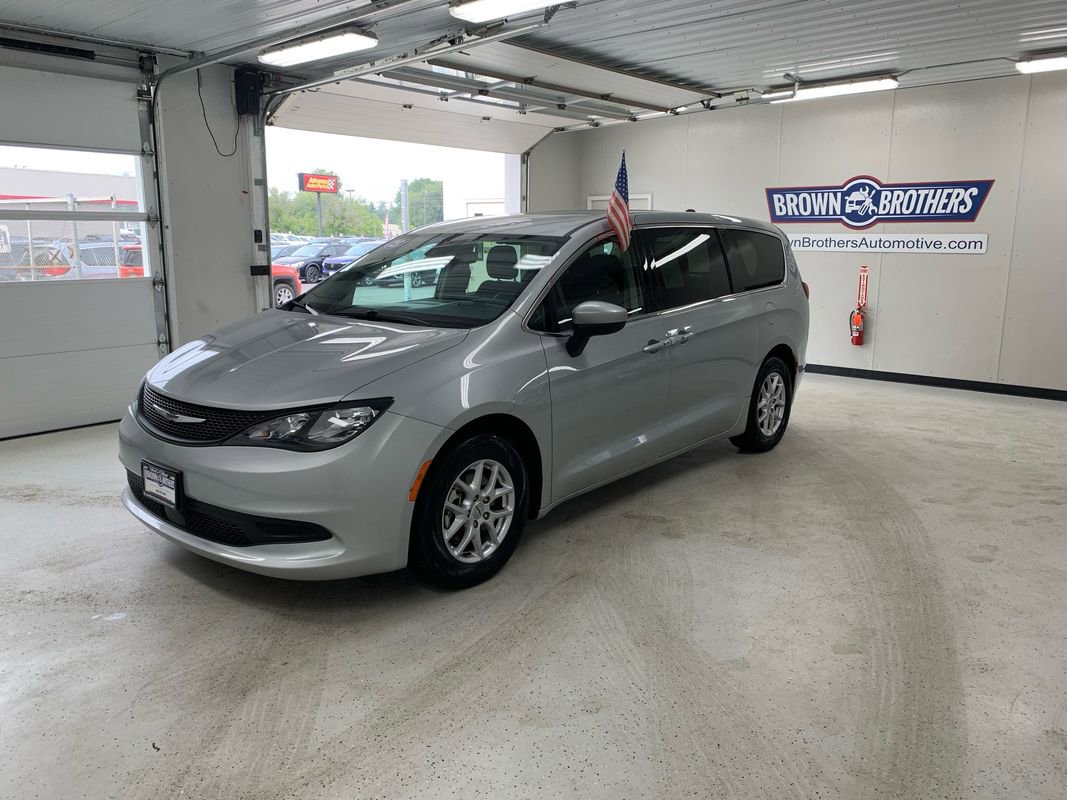 Used 2023 Chrysler Voyager LX image 1