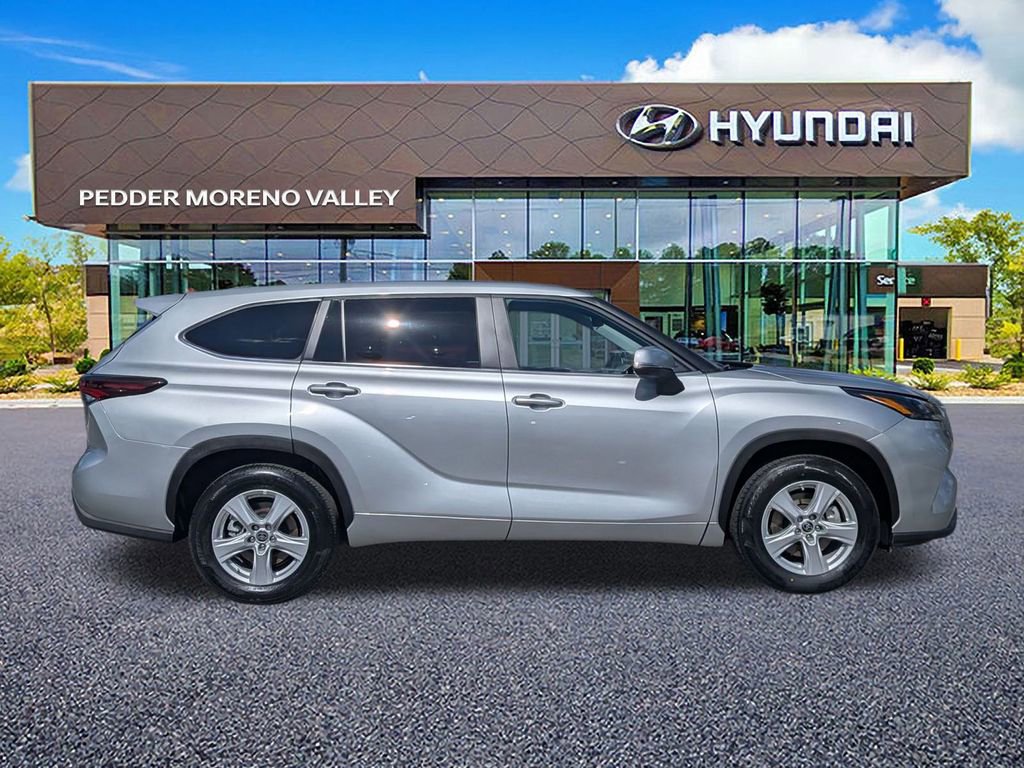 Used 2025 Toyota Highlander LE image 3
