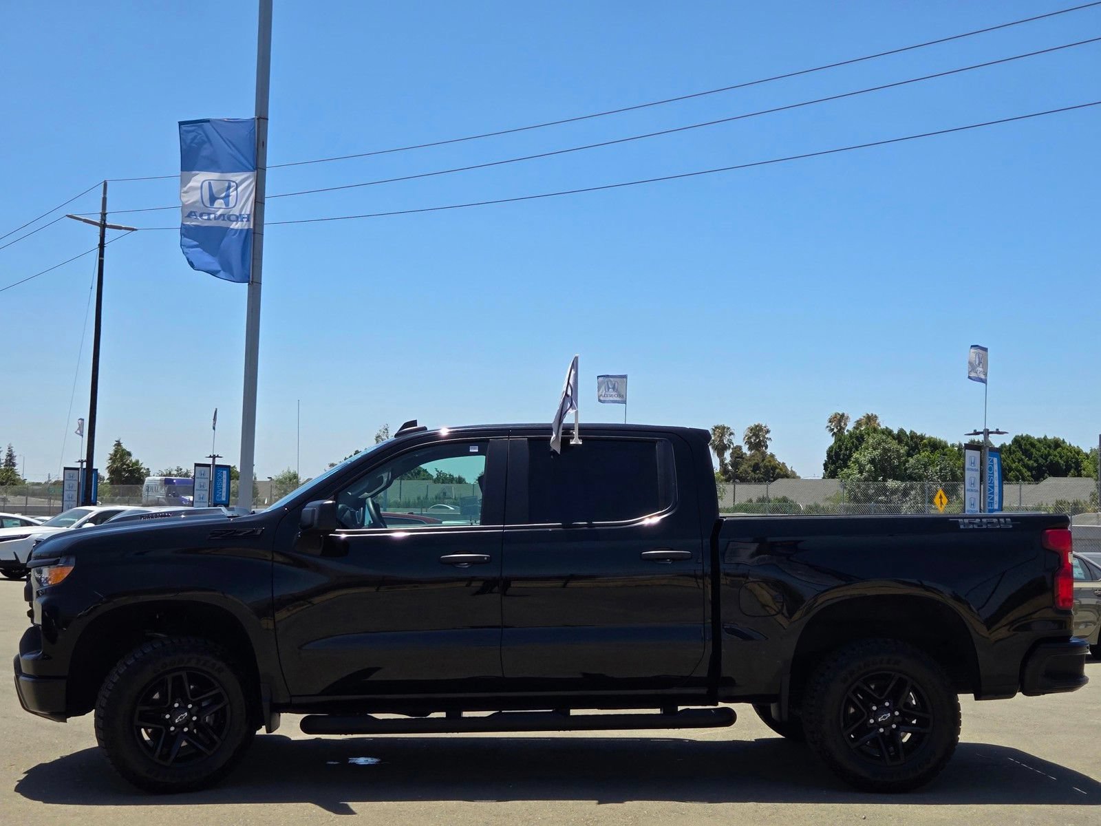 Used 2024 Chevrolet Silverado 1500 Custom Trail Boss w/ Dark Appearance Package AWD/4WD image 4