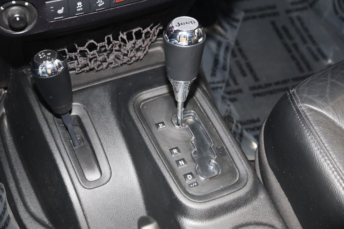 Used 2016 Jeep Wrangler Unlimited Sahara image 7