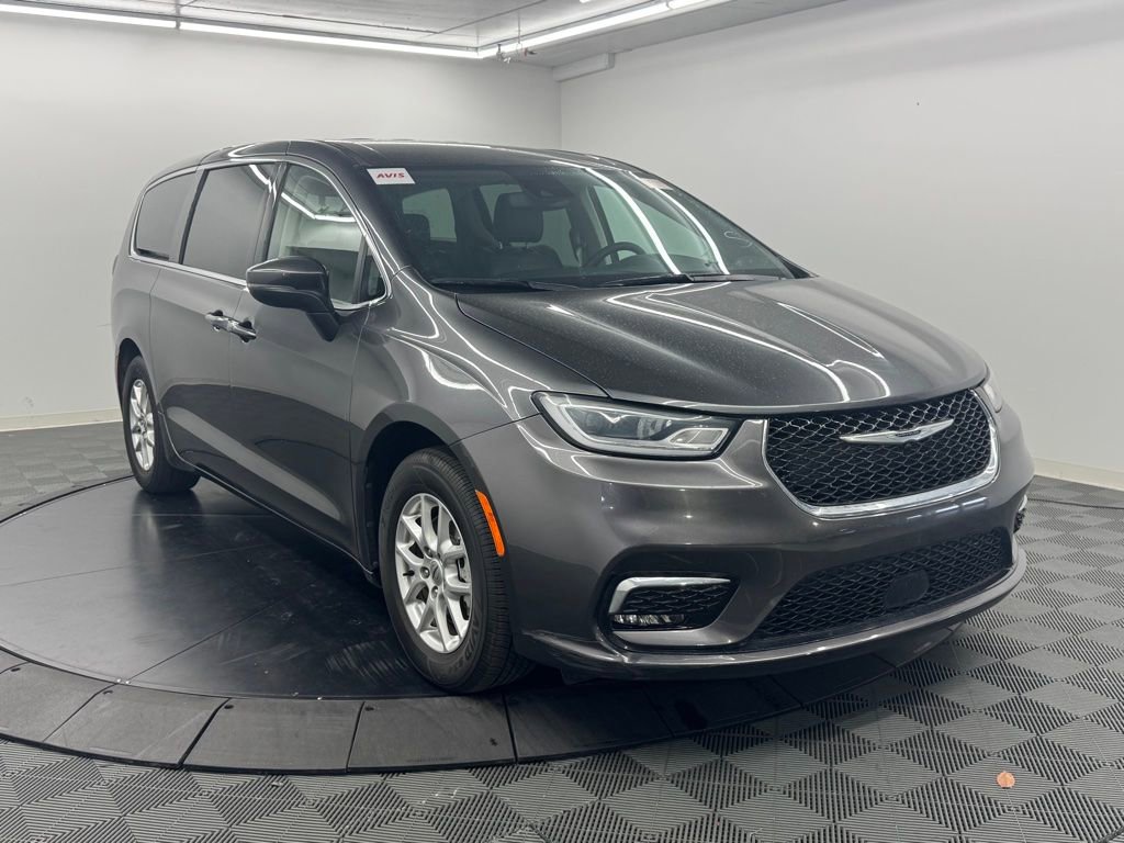 Used 2023 Chrysler Pacifica Touring-L FWD image 4