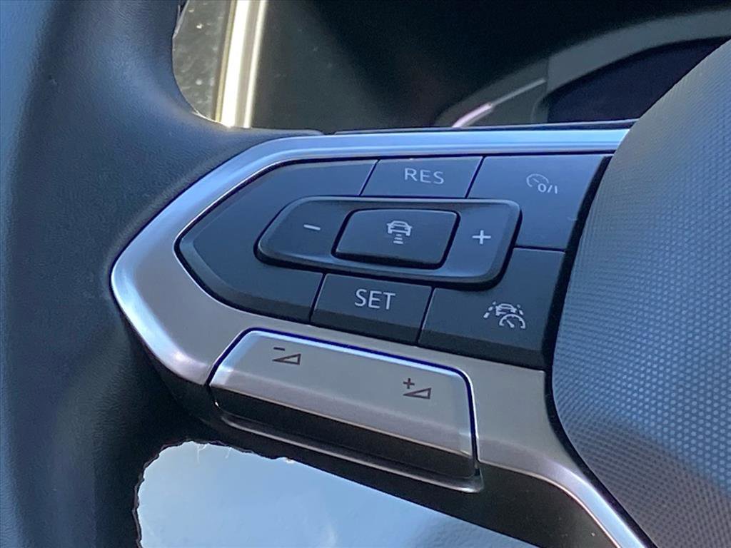 Used 2025 Volkswagen Taos SEL image 5