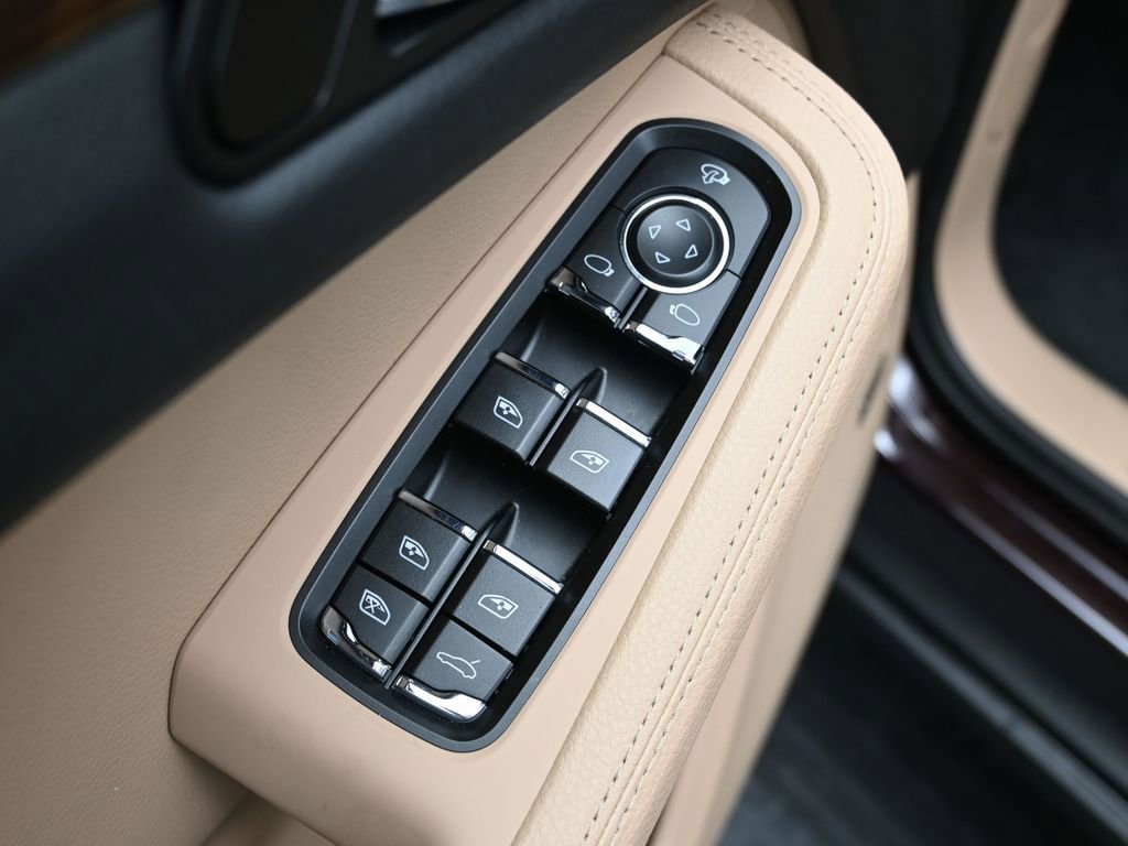 Certified 2025 Porsche Macan image 9