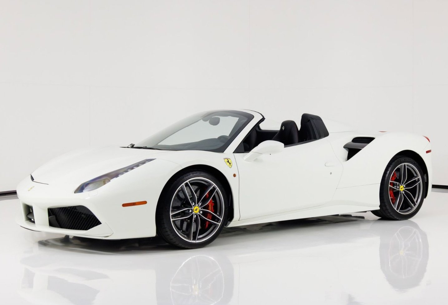 Used 2019 Ferrari 488 Spider image 1