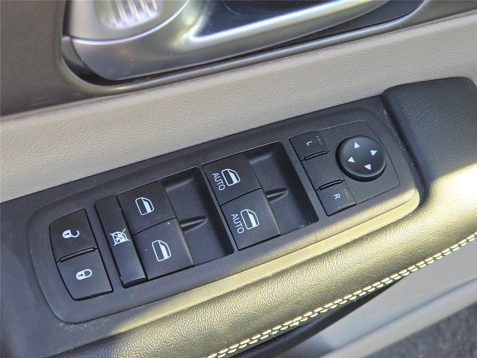 Used 2023 Chrysler Pacifica Touring-L image 21