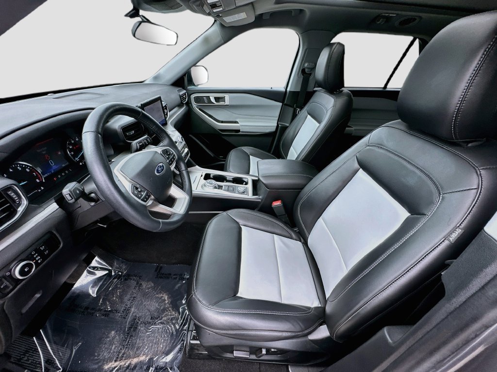 Used 2023 Ford Explorer XLT w/ Equipment Group 202A AWD/4WD image 17