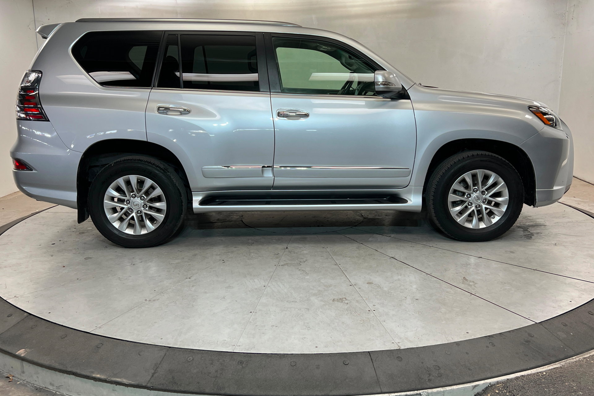 Used 2018 Lexus GX 460 Premium w/ Premium Package image 7