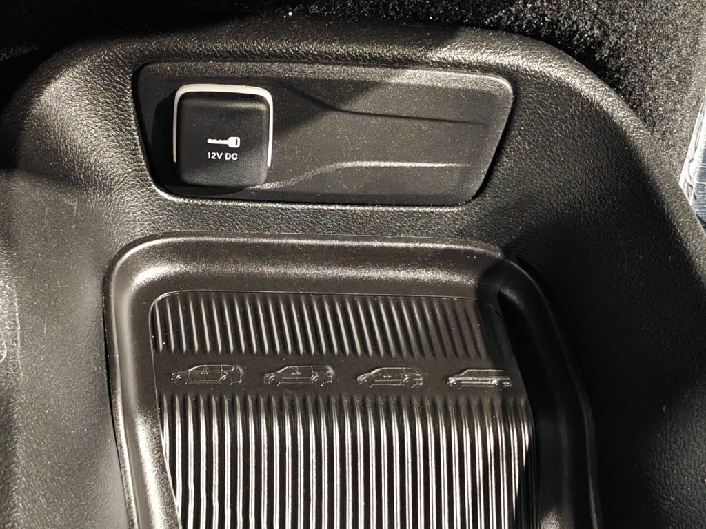 Used 2025 Chrysler Pacifica Select image 54