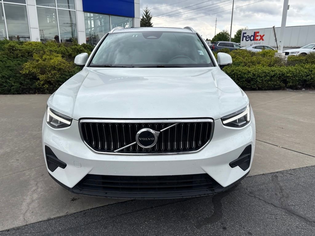 Used 2025 Volvo XC40 B5 Core AWD/4WD image 4