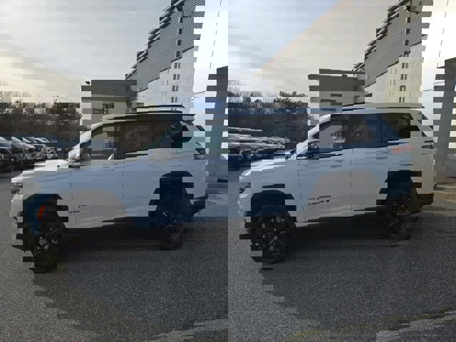 Used 2023 Jeep Grand Cherokee L Laredo image 5