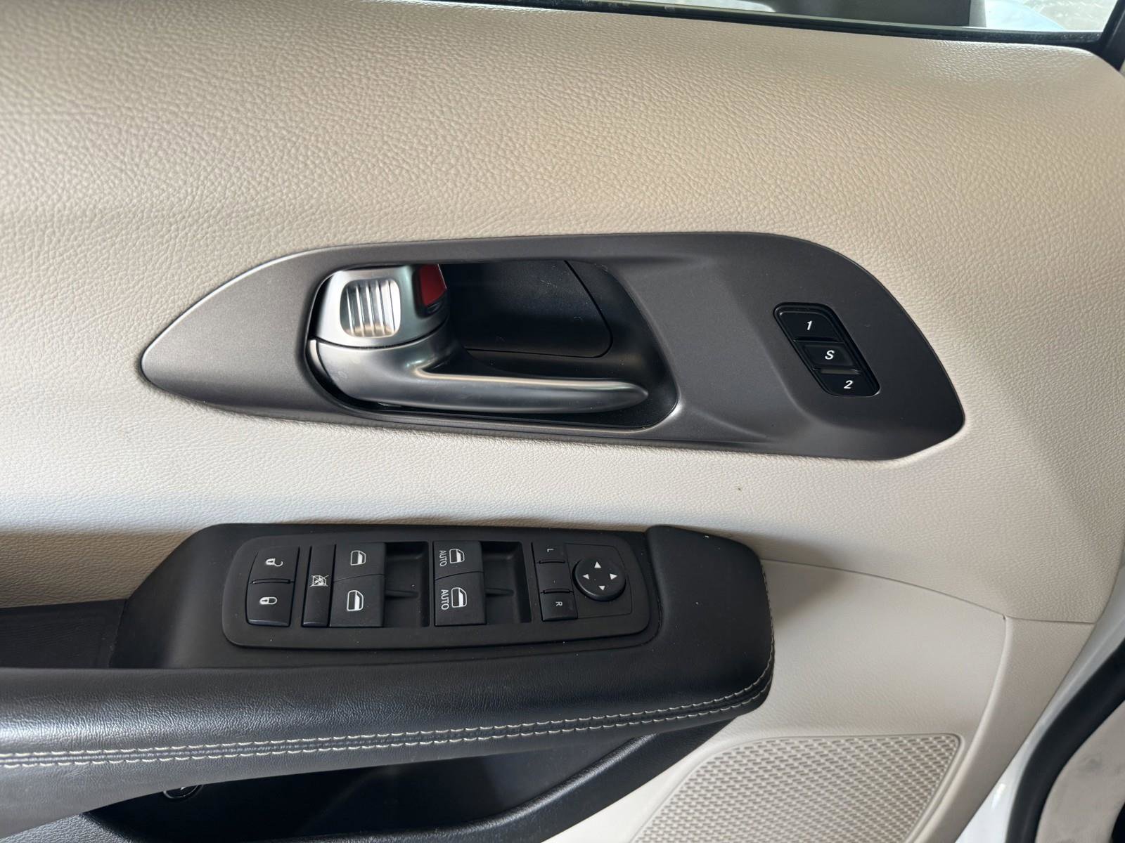 Used 2023 Chrysler Pacifica Touring-L image 22